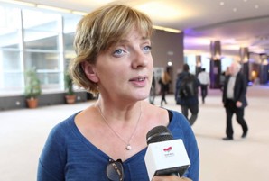   Terricabras dóna suport a la diputada Liadh Ní Riada, que denuncia al Parlament Europeu la discriminació de la llengua irlandesa  