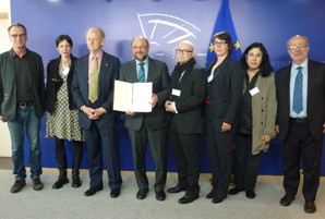   Terricabras i el PEN Internacional demanen a Schulz que es creï un fons econòmic pels refugiats i que se'ls doni un tracte més digne  