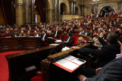   El Parlament aprova la moció de JxSí que insta el Govern a fer 'plenament aplicables i efectives' les lleis suspeses pel TC  