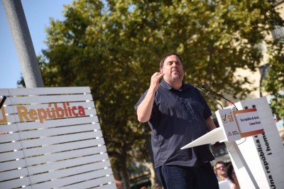   Junqueras: “Visca la democràcia!,  y Viva la España democrática que tiene una oportunidad de renacer y de hacerse valer en el referéndum del 1 de octubre en Catalunya!”  
