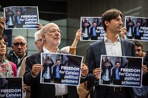   Una vintena d'eurodiputats reclamen l'alliberament de Sànchez i Cuixart a les portes del Parlament Europeu  