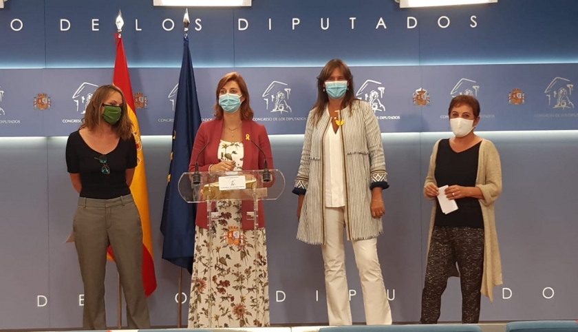  Carolina Telechea acompanyada de les portaveus de JxCat, Bildu i CUP. 