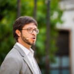 Oriol López intervenint en un acte a Mollet del Vallès durant les eleccions municipals de 2023