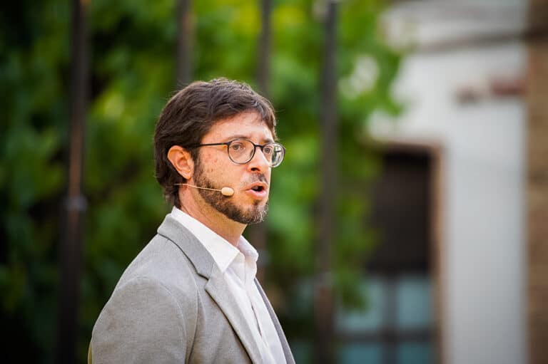 Oriol López intervenint en un acte a Mollet del Vallès durant les eleccions municipals de 2023