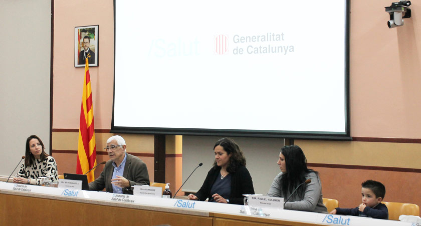  D'esquerra dreta, el conseller Manel Balcells, la dra. Andrea Martín i la mare d'un dels nenes afectats per la malaltia, Raquel Colomer / Font: Generalitat de Catalunya 