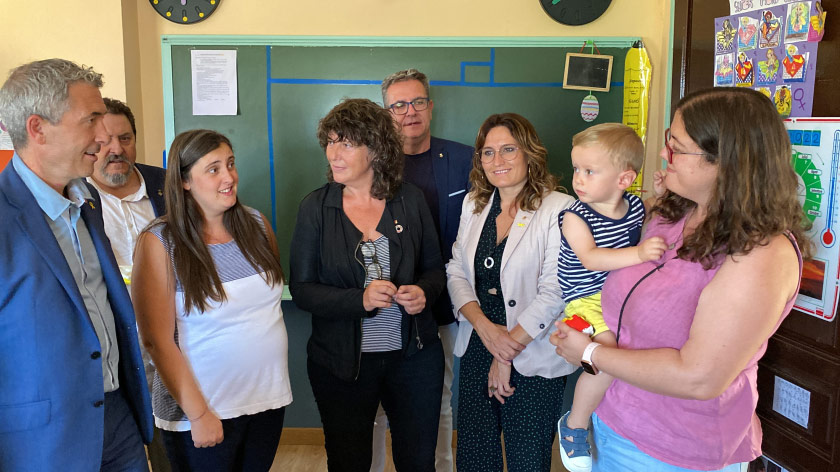  La consellera de la Presidència, Laura Vilagrà; el conseller d'Educació, Josep Gonzàlez-Cambray; i la consellera d'Acció Climàtica, Teresa Jordà, a l'escola de Peramola (Alt Urgell) amb la seva alcaldessa, Gemma Orrit, i un dels alumnes que s'incorporarà a l'escola bressol. ACN 