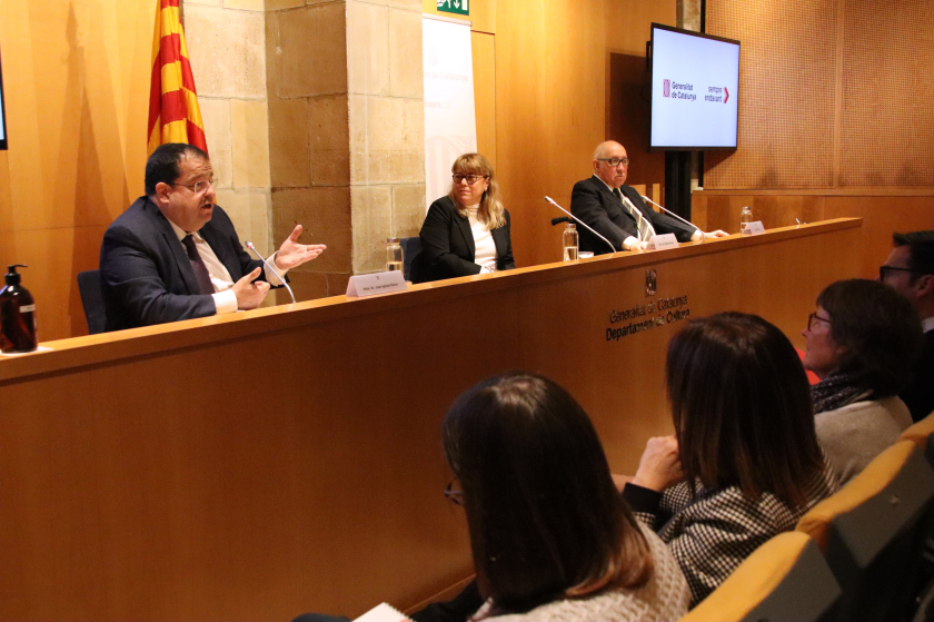  El conseller d'Interior, Joan Ignasi Elena, la consellera de Cultura, Natàlia Garriga, i el president de la Federació d'Autoescoles de Catalunya, Joan Sala, han signat un conveni per impulsar l'ús del català a les autoescoles / ACN 