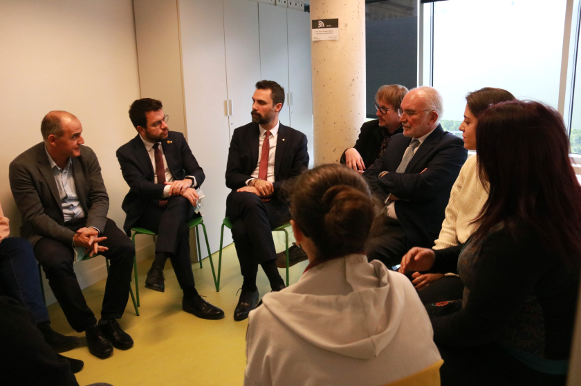  El president Pere Aragonès i el conseller d'Empresa i Treball Roger Torrent  reunits a Cal Muns / ACN - Eli Don  
