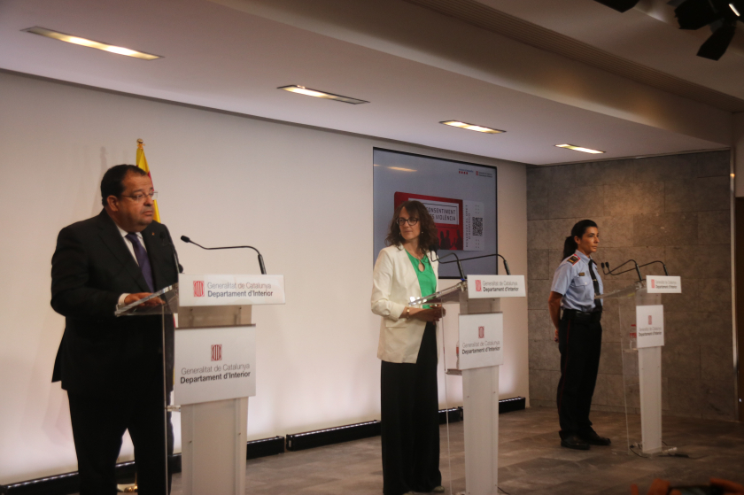  El conseller Elena, la consellera Verge i la inspectora Escudé, durant la presentació del pla. ACN. 
