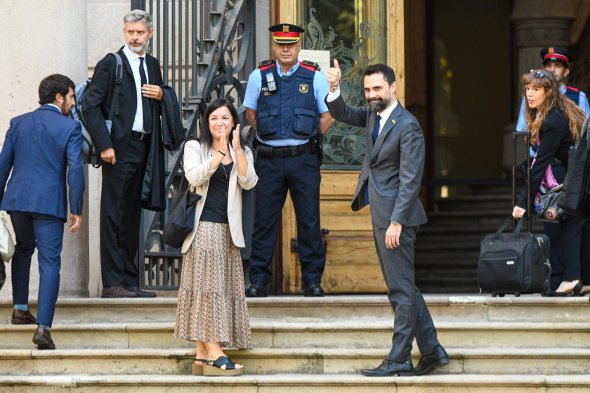  El conseller d'Empresa i Treball, Roger Torrent, i l'alcaldessa de Sant Vicenç de Castellet, Adriana Delgado, a l'entrada del TSJC / Marc Puig 