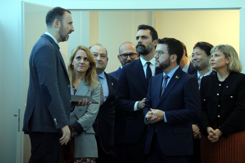  El president de la Generalitat, Pere Aragonès, el conseller d'Empresa i Treball, Roger Torrent, i la consellera d'Economia i Hisenda, Natàlia Mas, conversen amb el CEO d'iDEADED, Eduard Puig, a les instal·lacions de Viladecans / ACN 