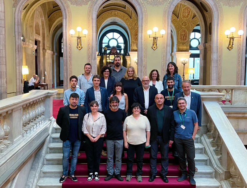  Representants de les associacions del grup motor de l'Agenda Rural han acompanyat als diputats i diputades al registre del Parlament. FONT: Esquerra Republicana 