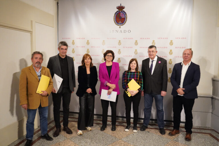 senadors i senadores dels grups parlamentaris signants de la proposta