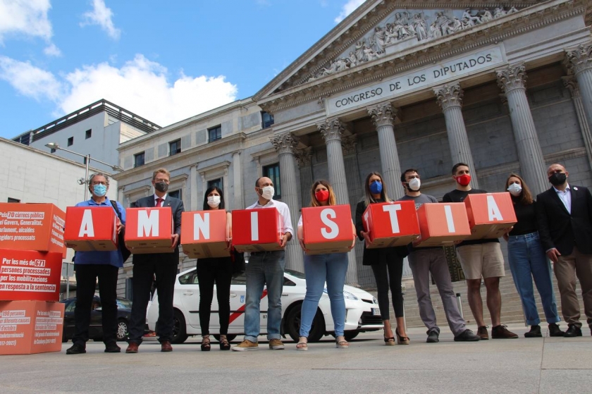  Representants de partits i entitats independentistes davant del Congrés dels Diputats, el 21 de juny del 2021, abans de lliurar més de 200.000 signatures a favor de l’amnistia  