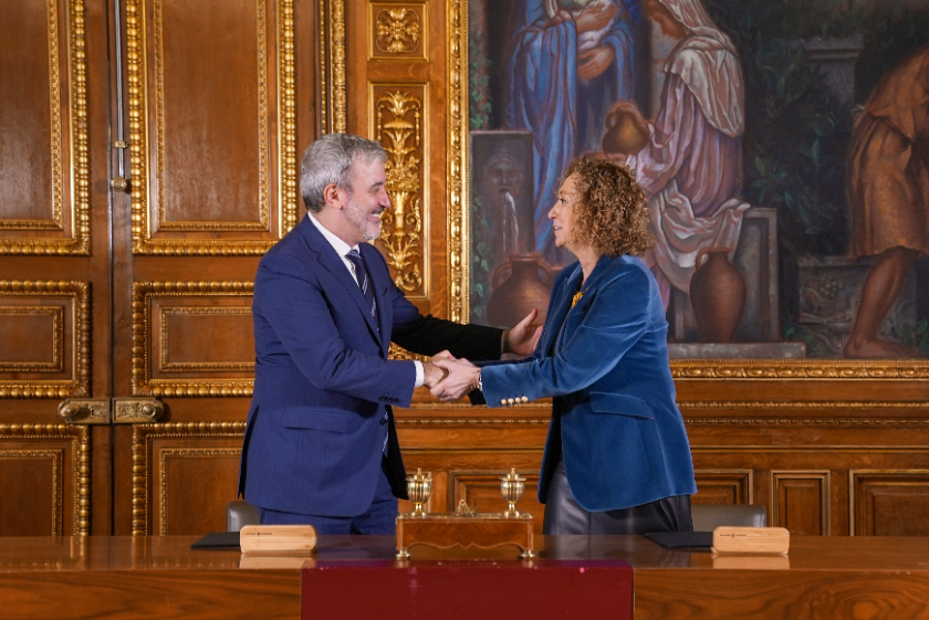  L'alcalde de Barcelona, Jaume Collboni i la consellera de Territori, Ester Capella donant-se la mà després de signar el conveni 