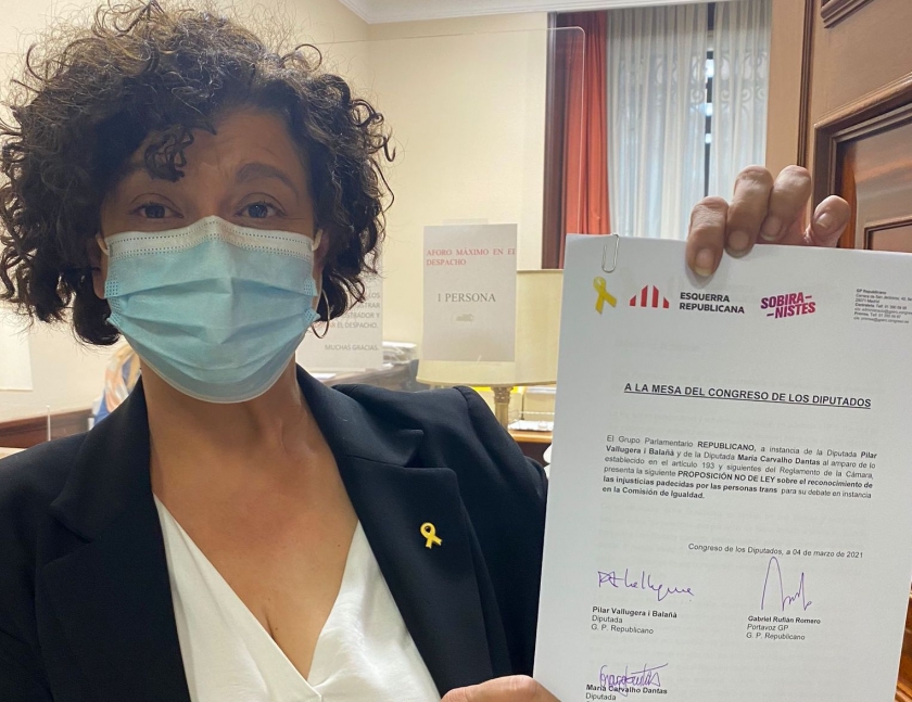  La diputada del Grup Republicà Pilar Vallugera amb la iniciativa registrada 