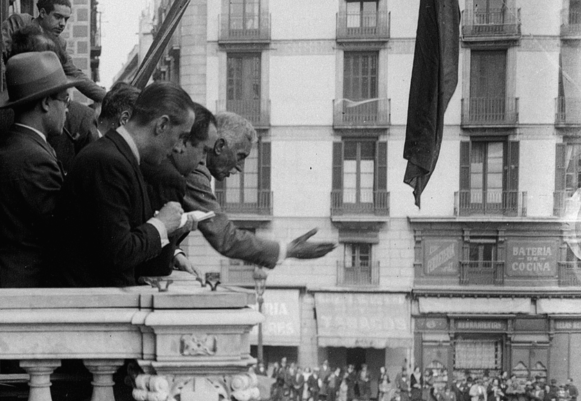  Francesc Macià proclama la República des del balcó de la Generalitat 