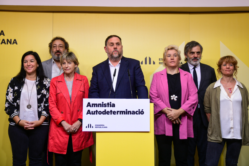  Oriol Junqueras acompanyat de Carme Forcadell, Adriana Delgado, Francesc Sutrias, Marta Molina, Pau Furriol i Marta Vilaret 