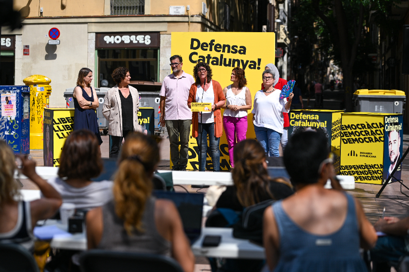  Les candidates Teresa Jordà, Pilar Vallugera i Maria Dantas han intervingut en un acte sobre drets socials i habitatge, acompanyades de diputats, regidors i d'altres responsables polítics de l'àmbit / Paula Roque 