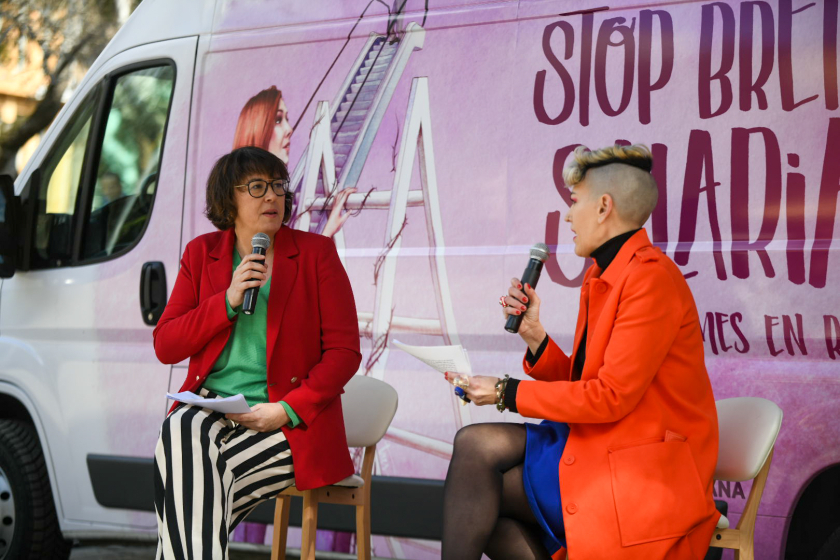  El primer acte de la campanya 'Stop Bretxa Salarial' es va fer el 5 de març a Sant Cugat del Vallès, amb Diana Riba i Marta Pontnou 