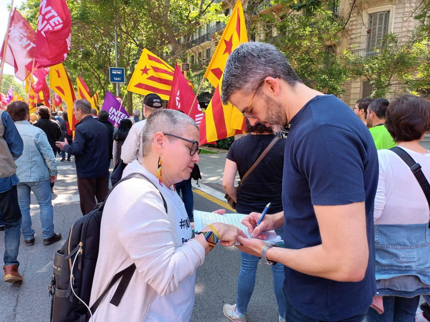  La diputada al Congrés Maria Dantas demana al diputat al Parlament Eugeni Villalbí que signi a favor de la ILP per regularitzar les persones migrades 
