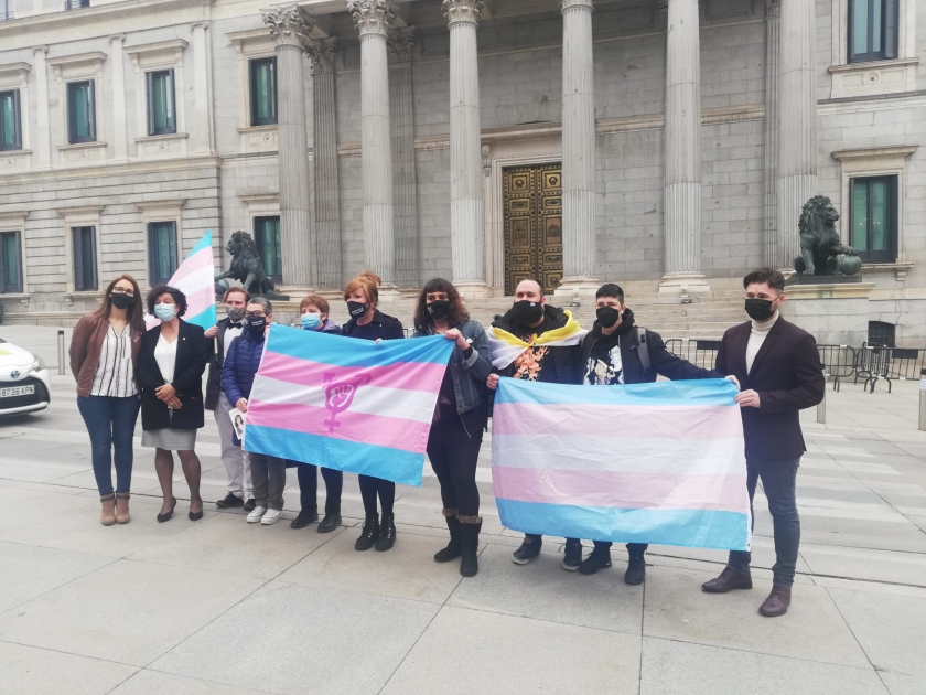  Integrants de la Federació Plataforma Trans amb els representants republicans, davant el Congrés. 