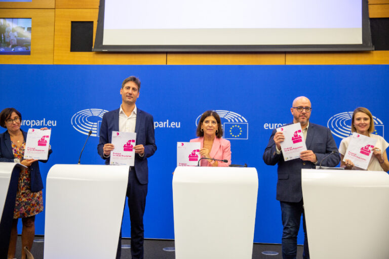 Els eurodiputats republicans Jordi Solé i Diana Riba formen part del grup de El Caucus d'Autodeterminació