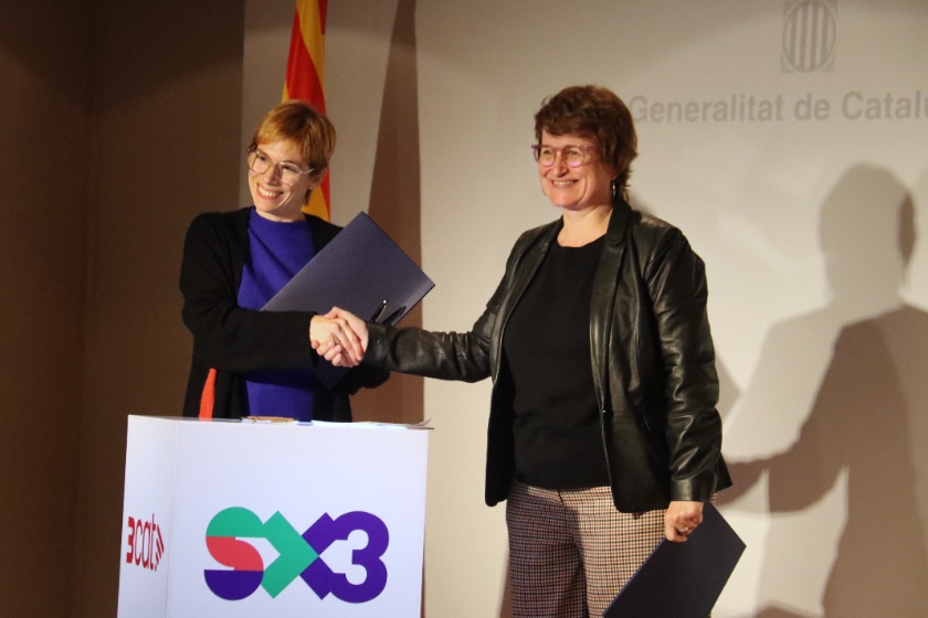  La presidenta de 3Cat, Rosa Romà i la consellera d'Educació, Anna Simó formalitzen l'acord 