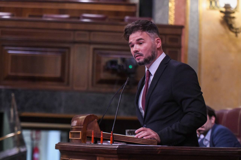  Gabriel Rufián, amb les tres bales recollides de la tanca de Melilla per denunciar la massacre / Marc Puig 