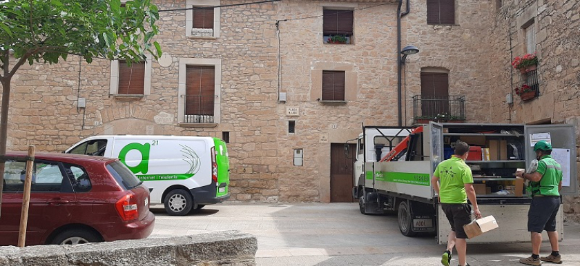 Tècnics instal·lant la fibra òptica a Senan