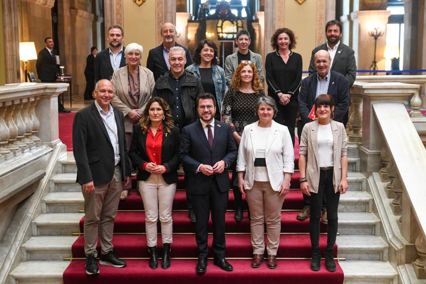  El president de la Generalitat, Pere Aragonès, i la consellera Laura Vilagrà amb diputats i representants polítics del Lluçanès 