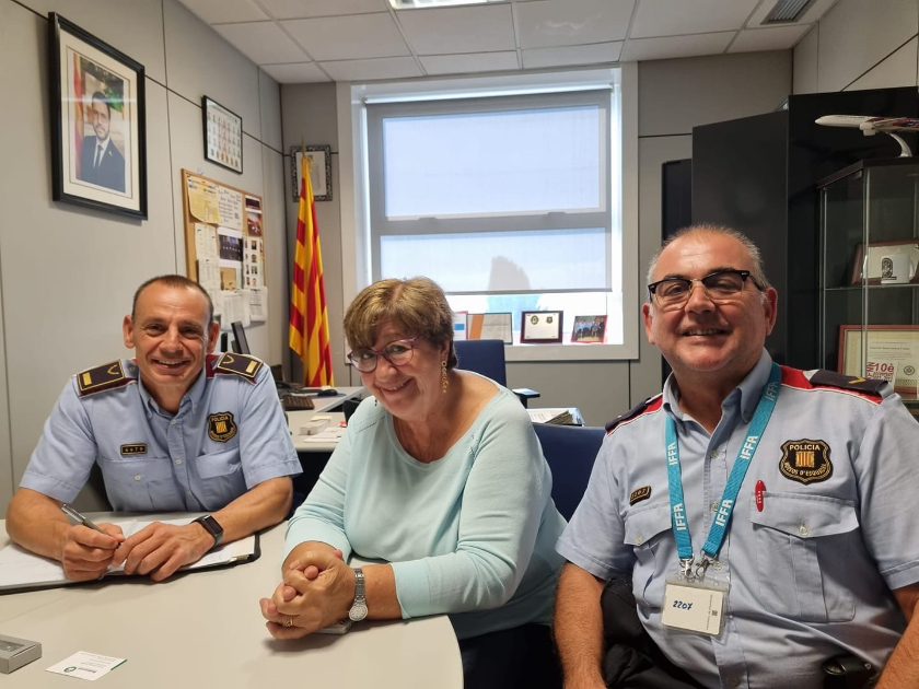  La Defensora de la Ciutadania d'Arenys de Mar, Teresa Verdura, amb agents policials. 