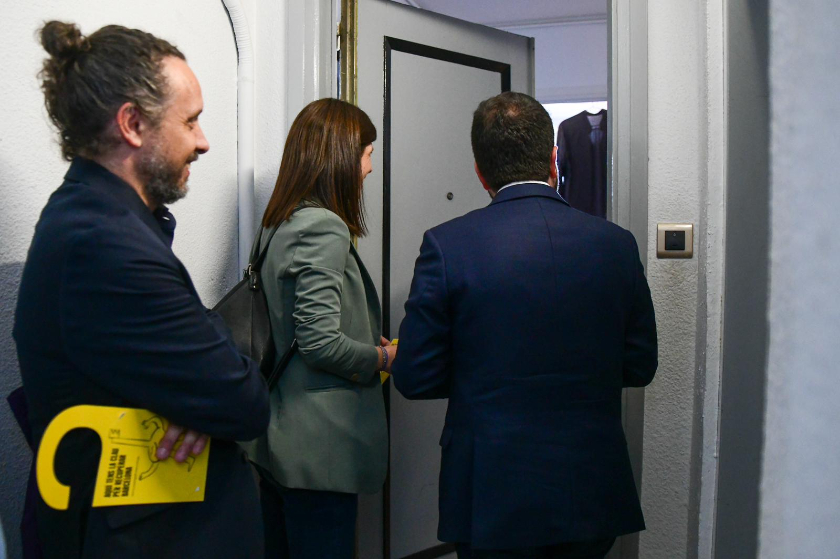  El president de la Generalitat i coordinador nacional d'Esquerra Republicana, Pere Aragonès, la secretària general adjunta i portaveu, Marta Vilalta, i el candidat de Ciutat Vella Josep Maria Boronat fent campanya porta a porta 