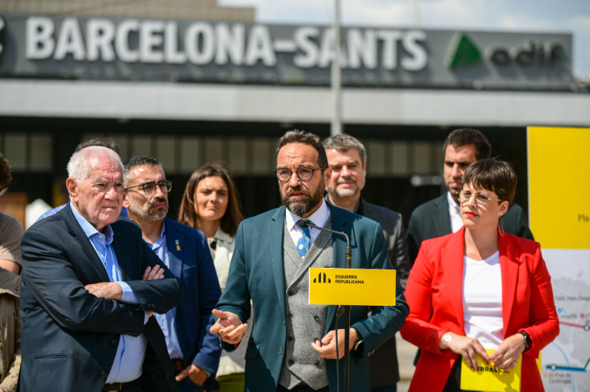  Ernest Maragall, Ona Martínez i Juli Fernàndez han atès als mitjans davant l'estació de Sants. MARC PUIG. 