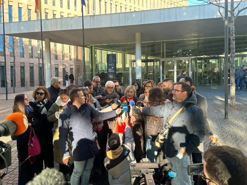  Vergés ha atès els mitjans acompanyada dels consellers Balcells i Serret, així com de dirigents d'Esquerra Republicana. 