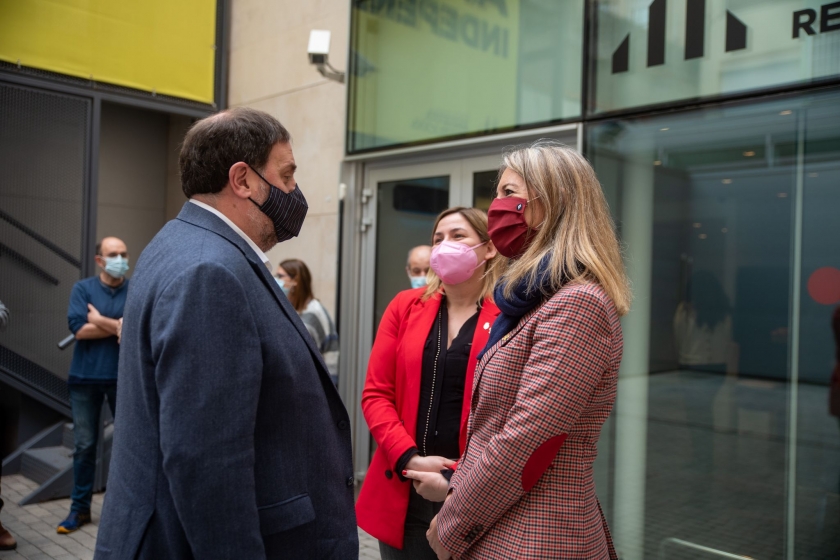  Oriol Junqueras parla amb Agnès Lladó i Mireia Ingla a l'entrada de la seu nacional d'Esquerra Republicana, a Barcelona / Marc Puig 
