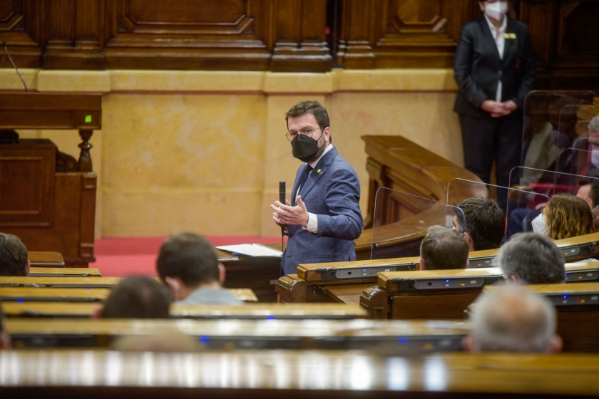  El president Pere Aragonès, responent a Josep Maria Jové durant la sessió de control / Marc Puig 