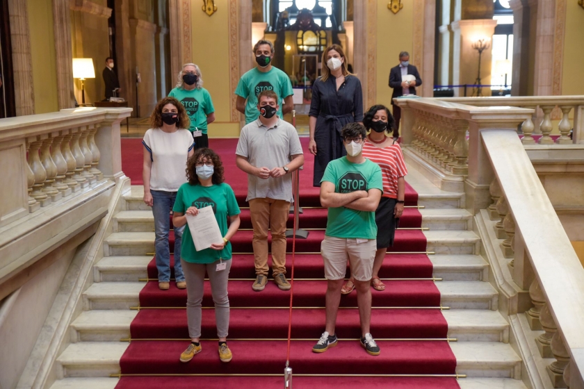  Representants dels grups parlamentaris que han impulsat la proposició de llei, amb representants de la PAH, a l'escala noble del Parlament / Marc Puig 
