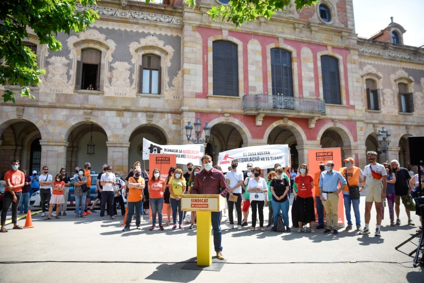  El diputat d'Esquerra Republicana Pau Morales ha participat en la roda de premsa organitzada pel Sindicat de Llogateres davant del Parlament / Marc Puig 