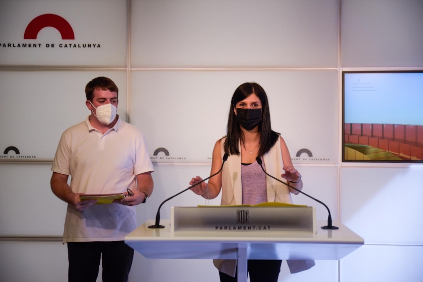  La portaveu d'Esquerra, Marta Vilalta, i el diputat Pau Morales, en roda de premsa conjuntament 