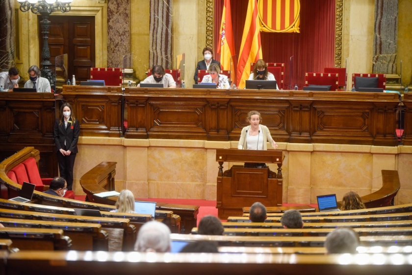  Núria Picas, durant la seva intervenció des del faristol del Parlament / Marc Puig 