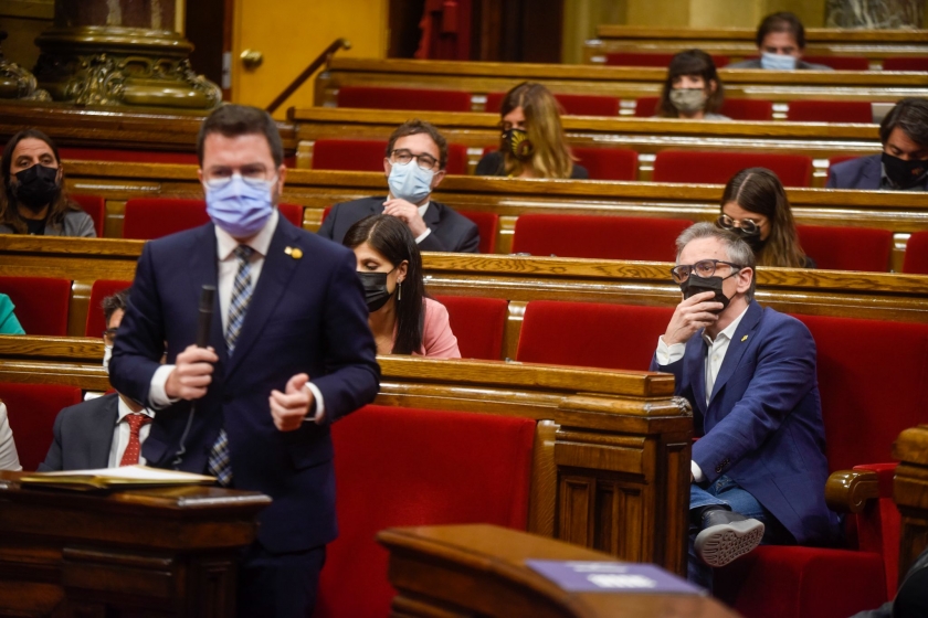 El president de la Generalitat, Pere Aragonès, responent a Josep Maria Jové, durant la sessió de control al Parlament / Marc Puig 