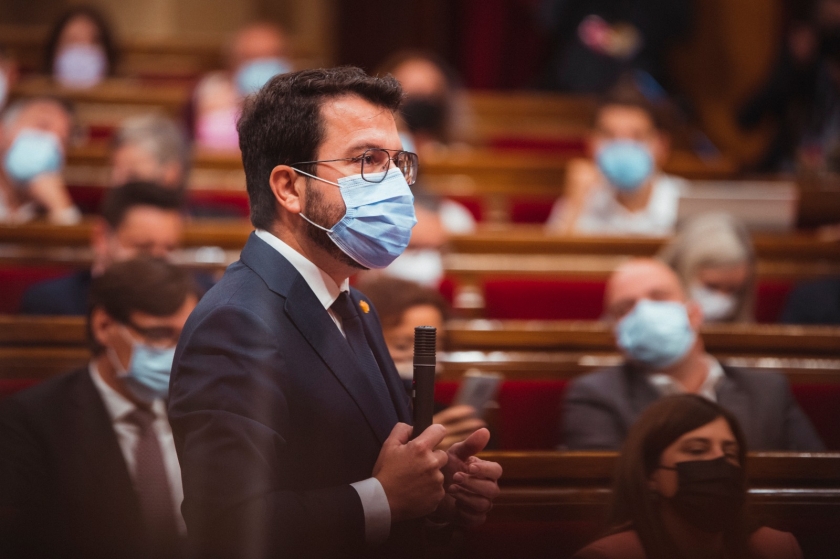  El president de la Generalitat, Pere Aragonès, responent a Josep Maria Jové, durant la sessió de control al Parlament / Arnau Carbonell 