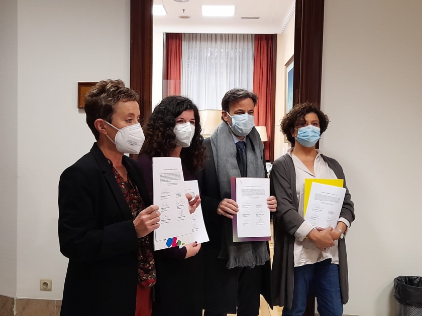  Pilar Vallugera, a la dreta, amb la resta de portaveus que han registrat la iniciativa 