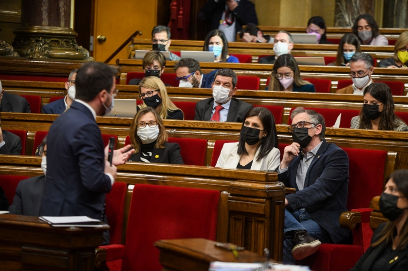 El president de la Generalitat, Pere Aragonès, responent a Josep Maria Jové durant la sessió de control / Marc Puig 