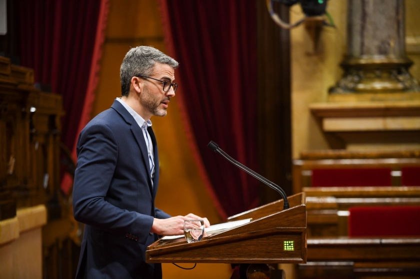  El diputat Eugeni Villalbí en la seva intervenció al Parlament / Marc Puig 