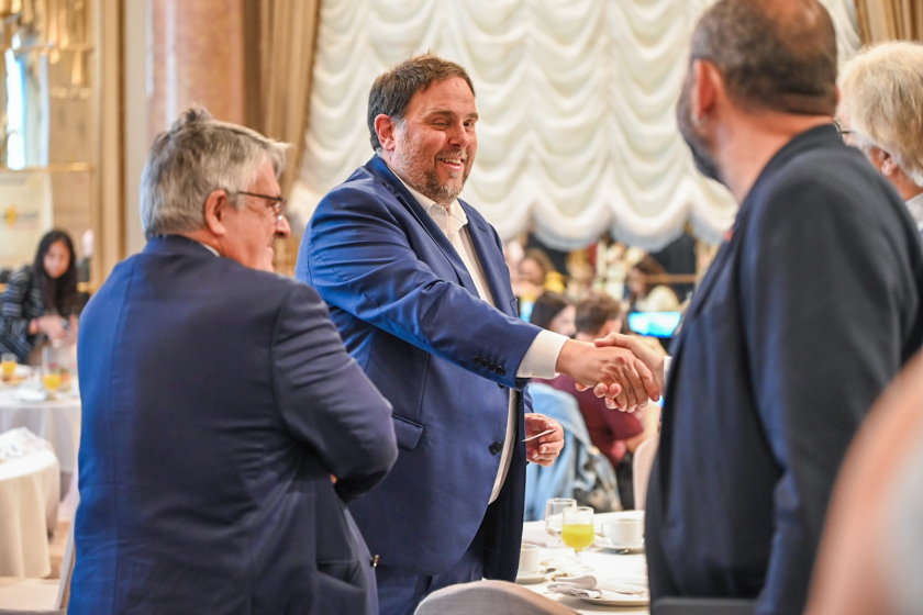  El president d'Esquerra Republicana, Oriol Junqueras, saluda alguns dels assitents / Paula Roque 