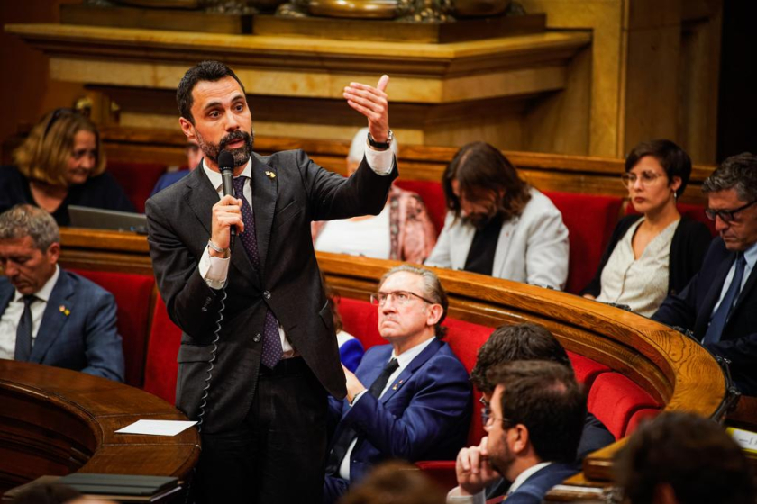  El conseller d'Empresa i Treball, Roger Torrent, en un ple al Parlament. 