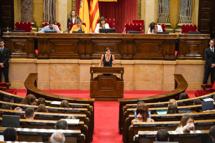  La diputada republicana, Jenn Díaz, presenta la moció a l'hemicicle. MARC PUIG. 