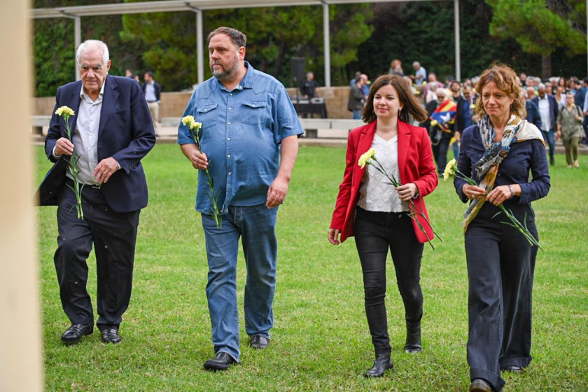  Ernest Maragall, Oriol Junqueras, Marta Vilaret i Sara Bailac, reten homenatge a les vícitmes de la dictadura. PAULA ROQUE. 